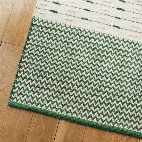 Safavieh Martha Stewart 4'-0" x 6'-0" Rug in Green / Ivory