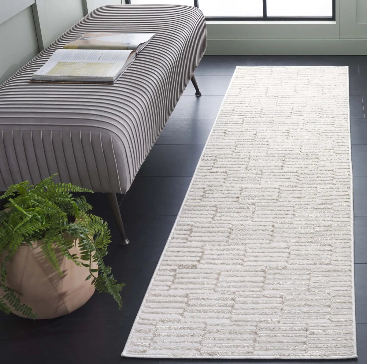 Safavieh Maya 2'-0" x 8'-0" Rug in Ivory / Beige