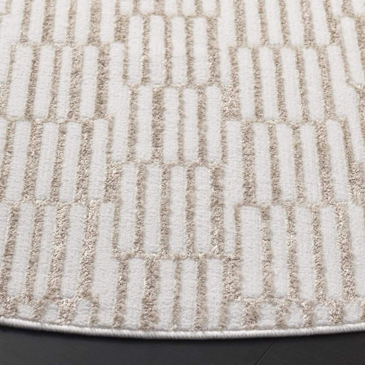 Safavieh Maya 6'-7" x 6'-7" Rug in Ivory / Beige