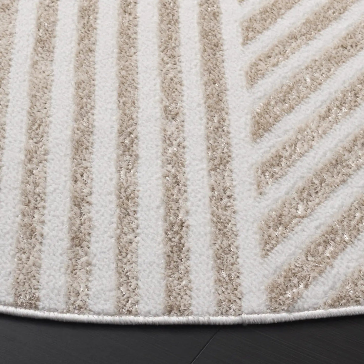 Safavieh Maya 6'-7" x 6'-7" Rug in Ivory
