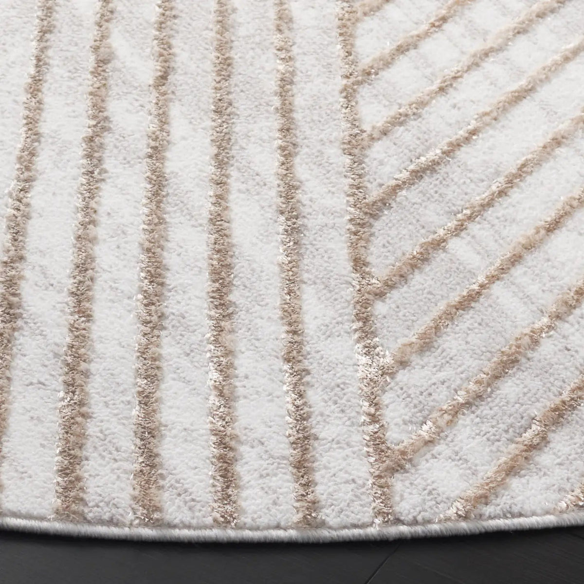 Safavieh Maya 6'-7" x 6'-7" Rug in Ivory / Beige