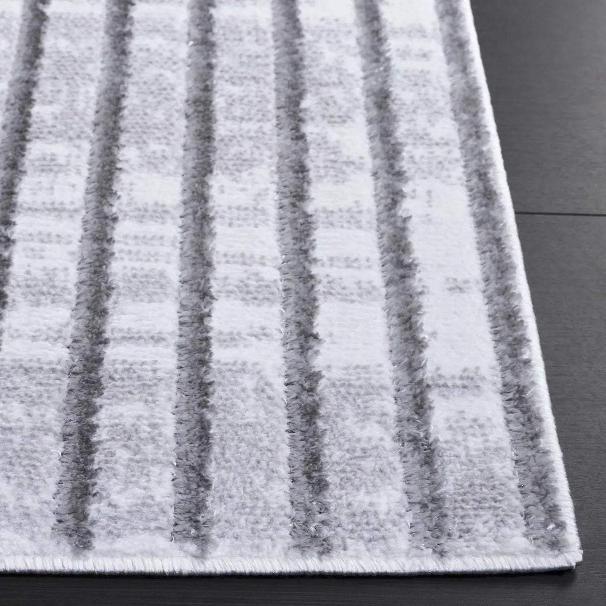 Safavieh Maya 4'-0" x 6'-0" Rug in Ivory / Grey