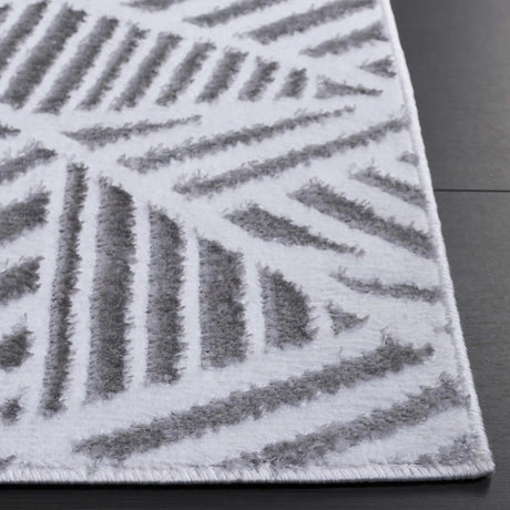 Safavieh Maya 4'-0" x 6'-0" Rug in Ivory / Grey