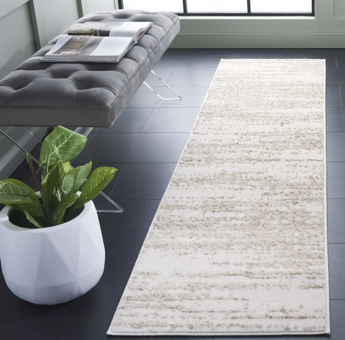 Safavieh Maya 2'-0" x 8'-0" Rug in Ivory / Beige