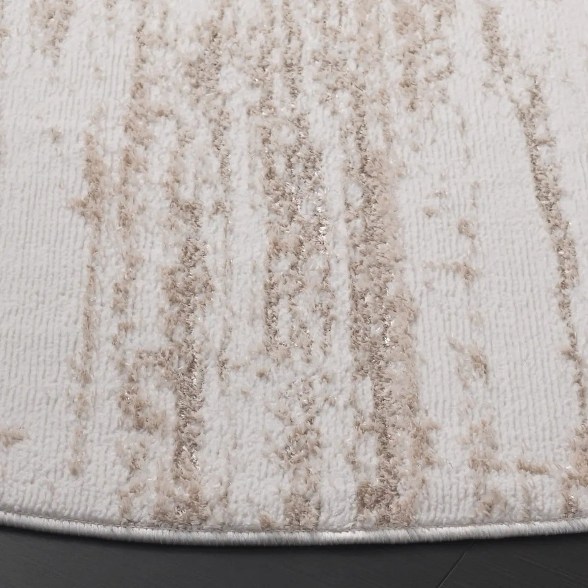 Safavieh Maya 6'-7" x 6'-7" Rug in Ivory / Beige