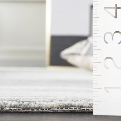 Safavieh Metro 4'-0" x 6'-0" Rug in Ivory / Grey