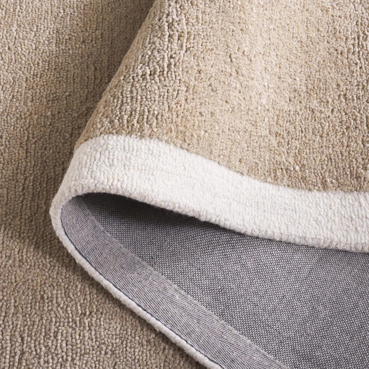 Safavieh Metro 4'-0" x 6'-0" Rug in Beige / Ivory
