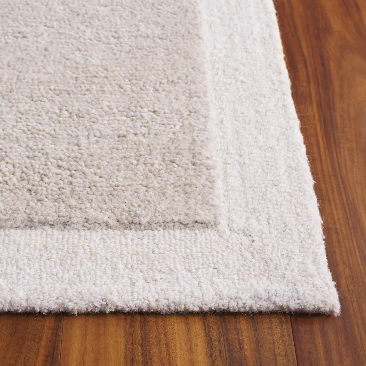 Safavieh Metro 4'-0" x 6'-0" Rug in Light Grey / Ivory