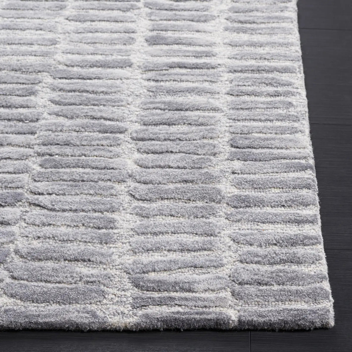 Safavieh Metro 4'-0" x 6'-0" Rug in Silver / Grey