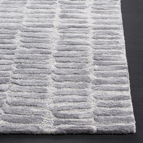 Safavieh Metro 4'-0" x 6'-0" Rug in Silver / Grey