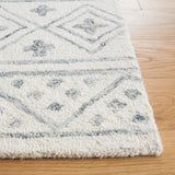 Safavieh Metro 4'-0" x 6'-0" Rug in Ivory / Grey