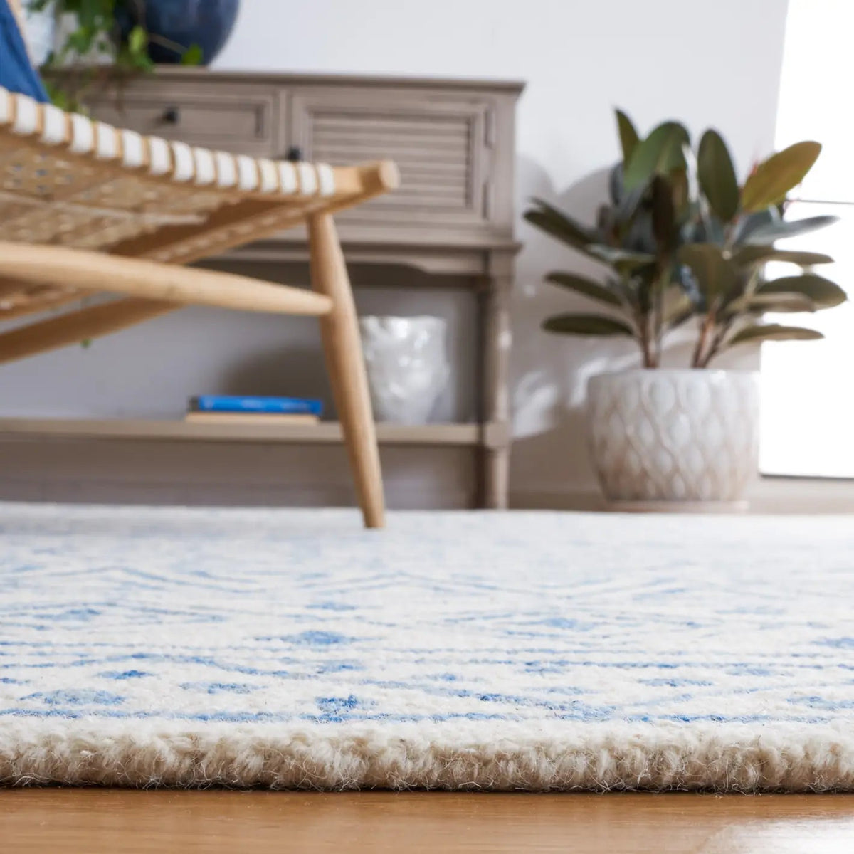 Safavieh Metro 4'-0" x 6'-0" Rug in Ivory / Blue
