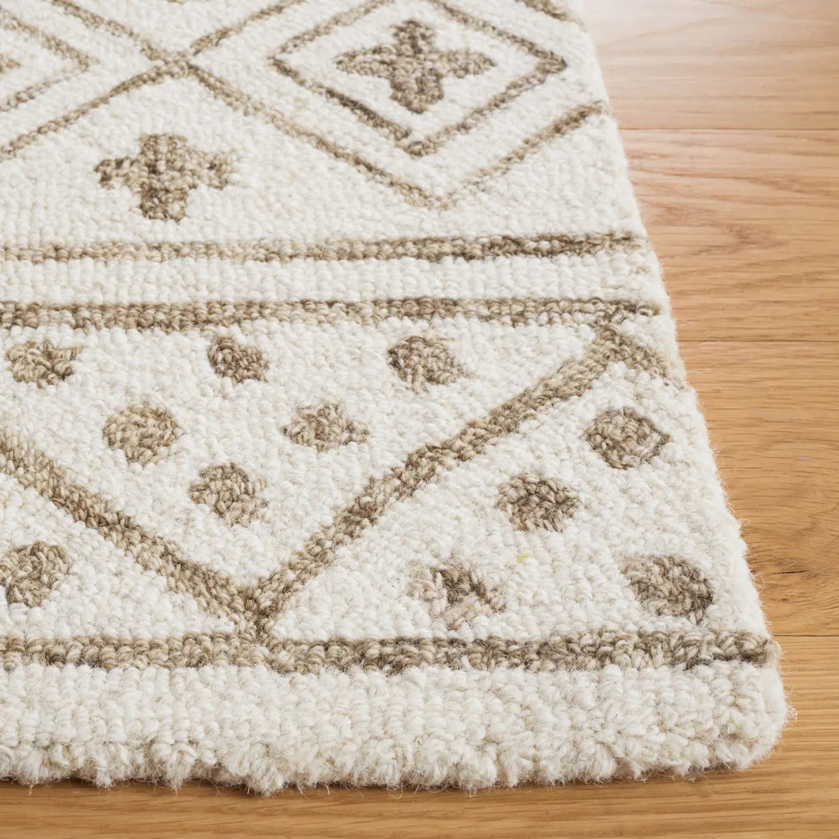 Safavieh Metro 4'-0" x 6'-0" Rug in Ivory / Sage