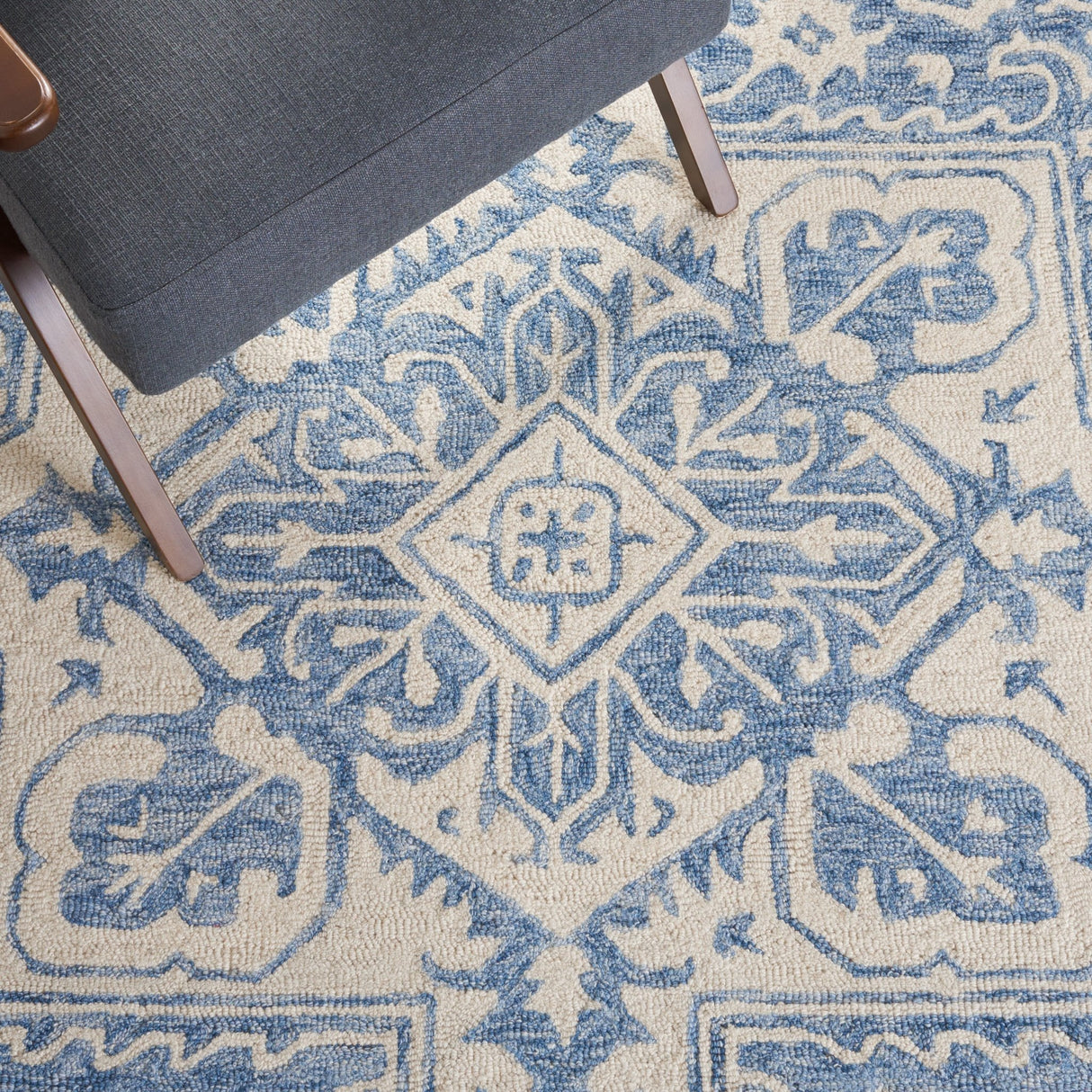 Safavieh Metro Met457M Blue/Ivory Rug.