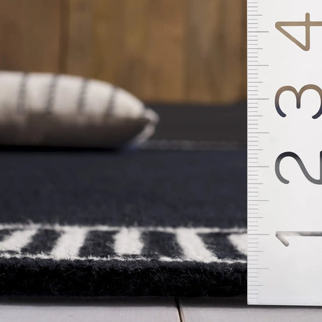 Safavieh Metro 2'-3" x 9'-0" Rug in Navy / Ivory