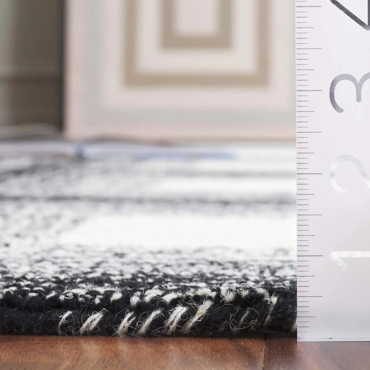 Safavieh Metro 4'-0" x 6'-0" Rug in Charcoal / Ivory