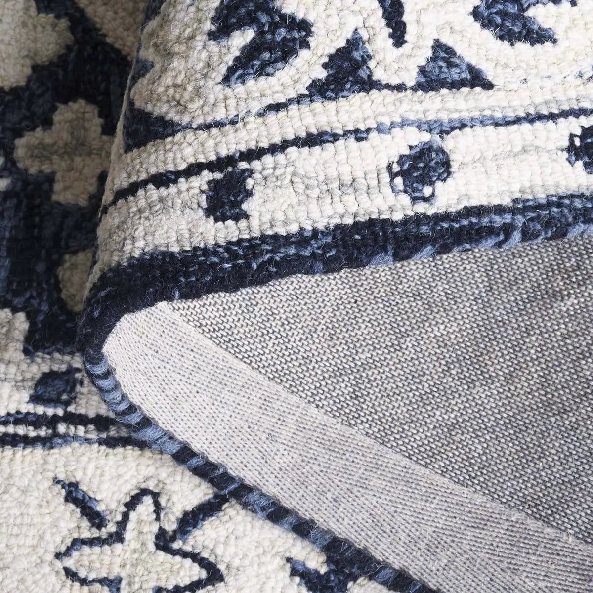 Safavieh Metro 4'-0" x 6'-0" Rug in Navy / Ivory