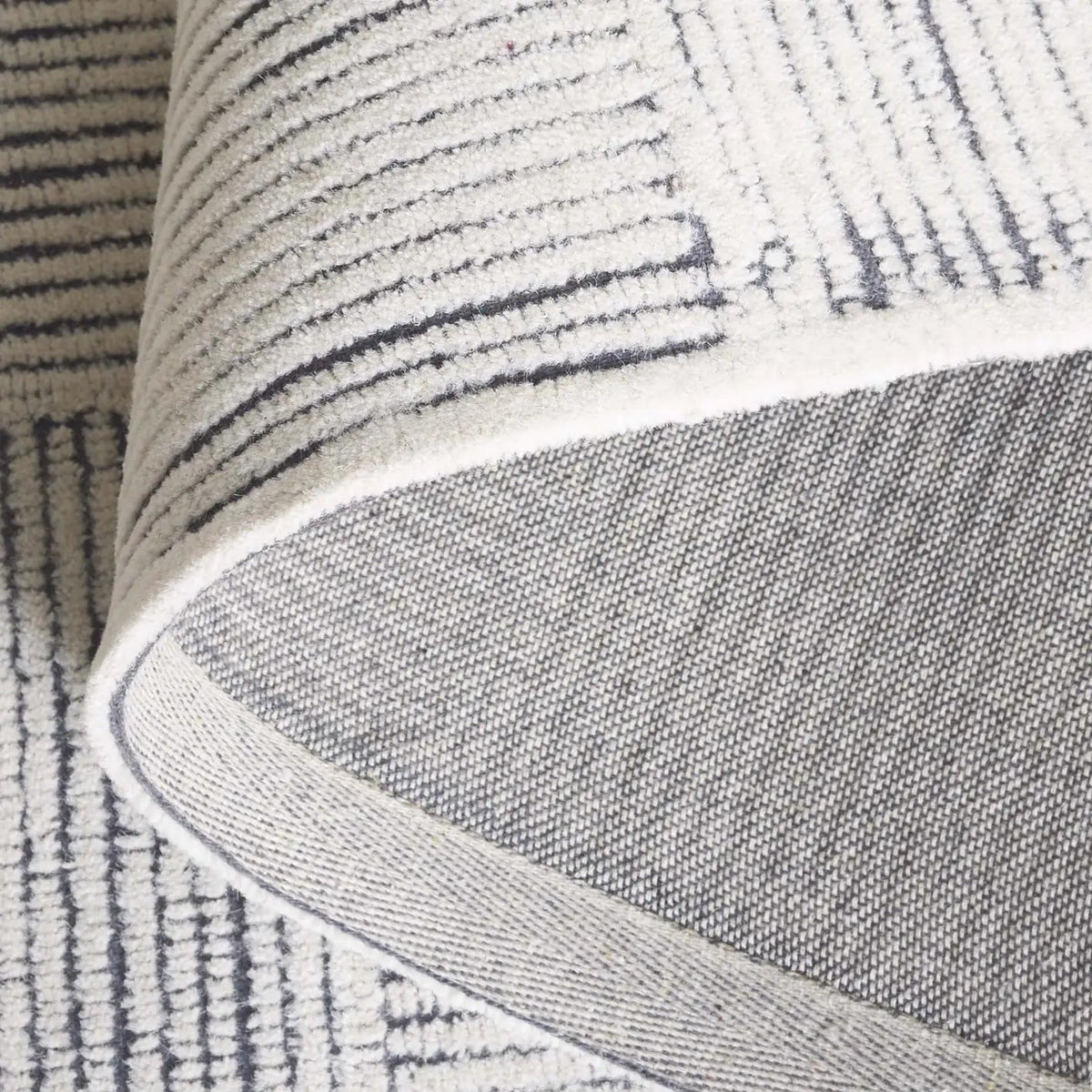 Safavieh Metro 4'-0" x 6'-0" Rug in Ivory / Charcoal
