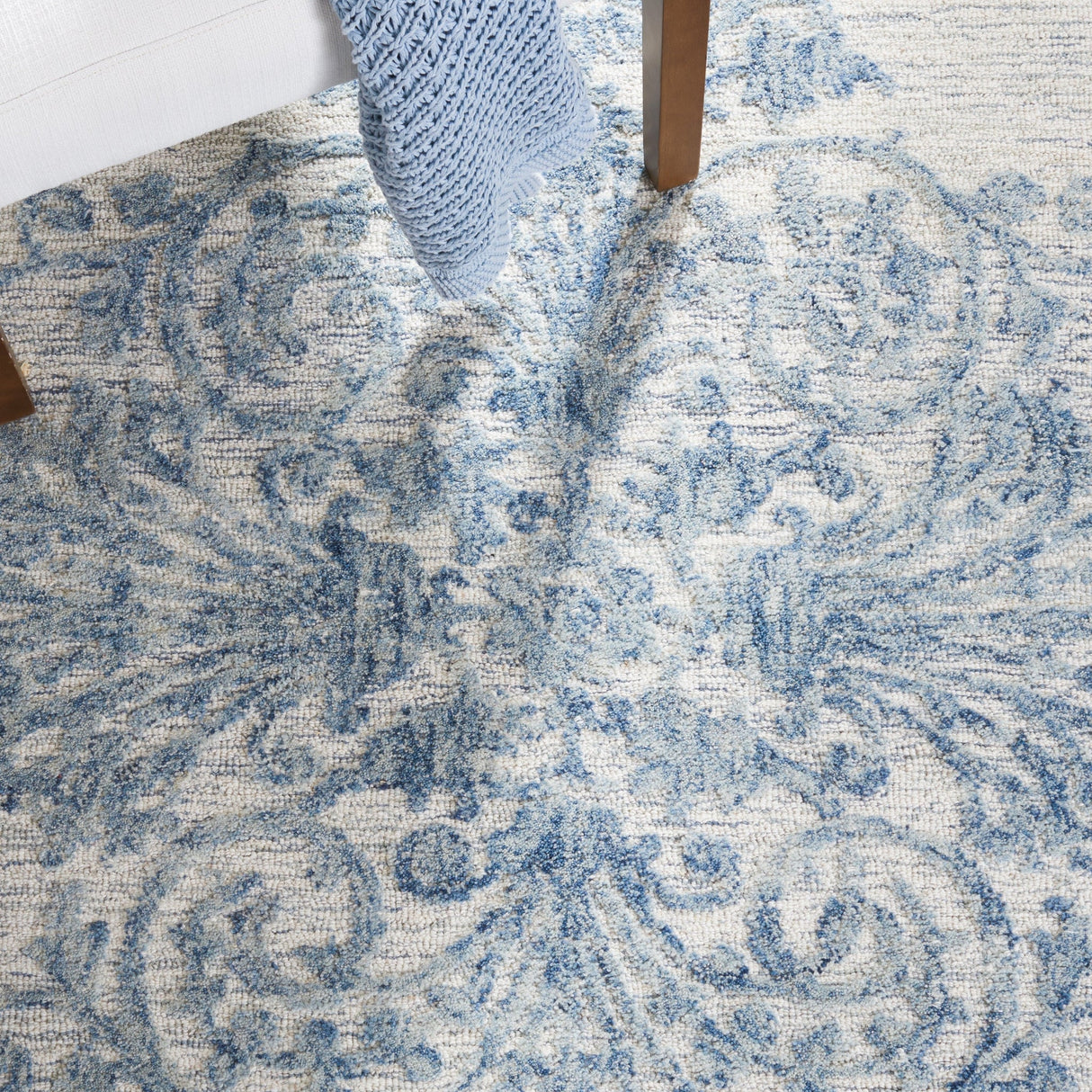Safavieh Metro Met616M Blue/Ivory Rug.