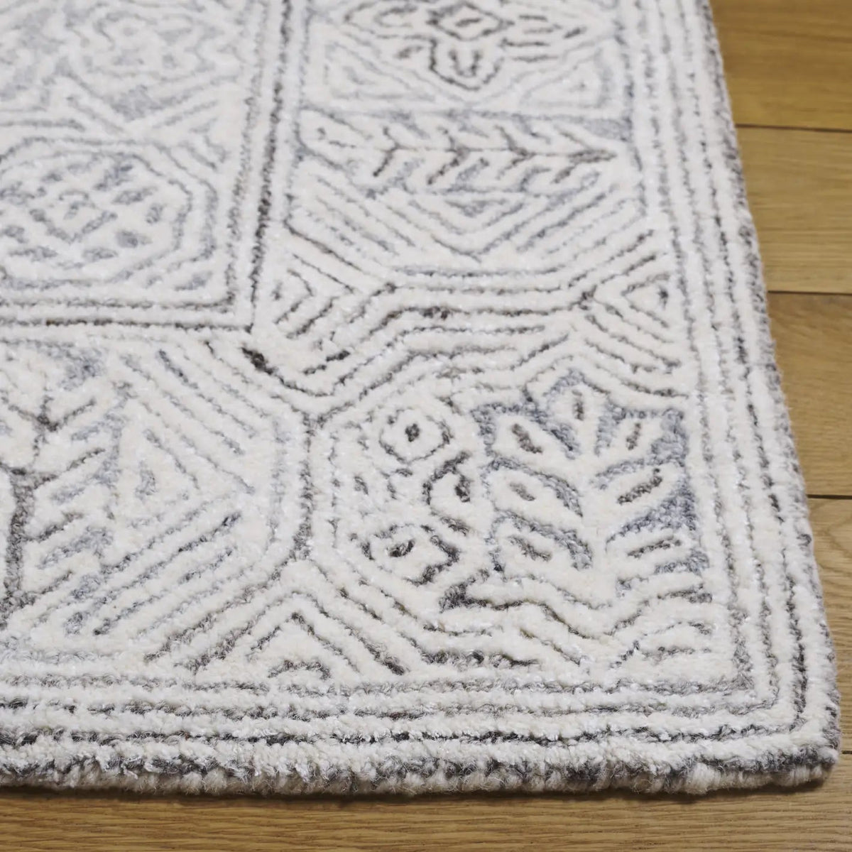 Safavieh Metro 4'-0" x 6'-0" Rug in Grey / Ivory
