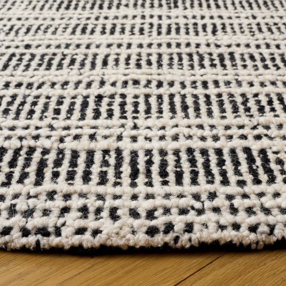Safavieh Metro 6'-0" x 6'-0" Rug in Black / Ivory