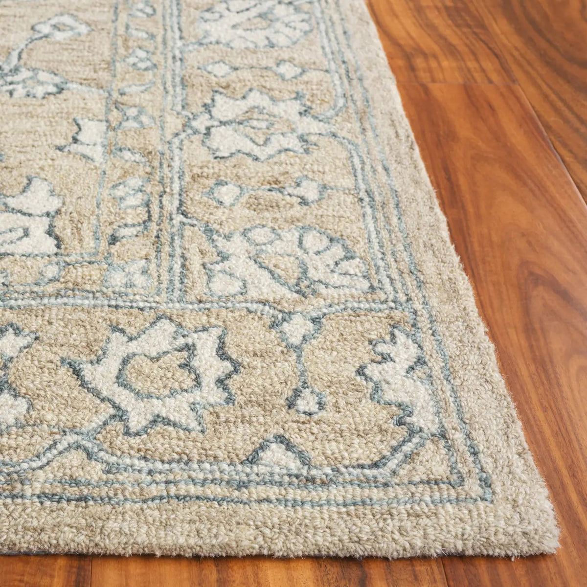 Safavieh Metro 4'-0" x 6'-0" Rug in Beige / Ivory