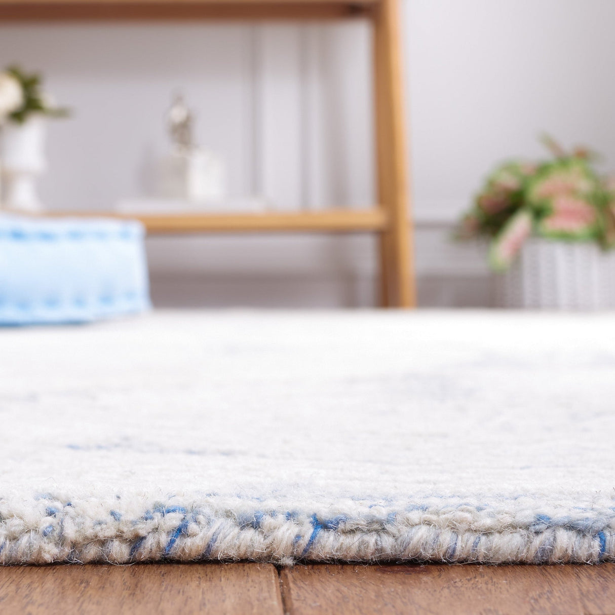 Safavieh Metro Met880M Blue/Ivory Rug.