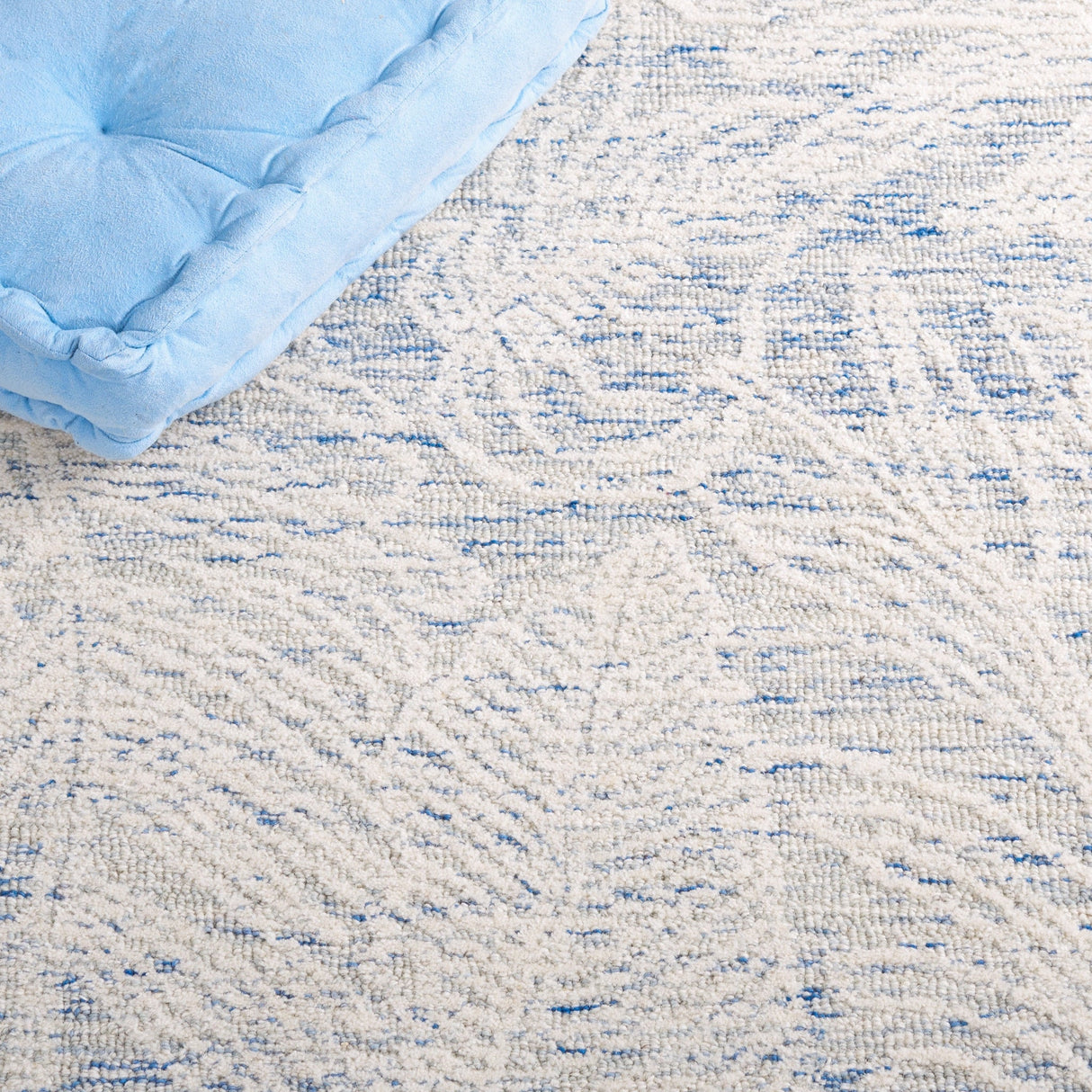 Safavieh Metro Met880M Blue/Ivory Rug.