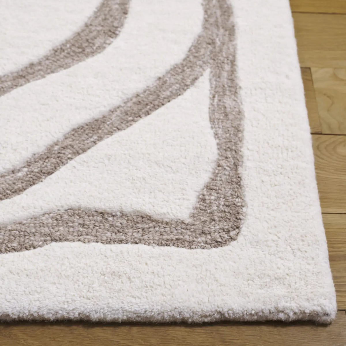 Safavieh Metro 4'-0" x 6'-0" Rug in Ivory / Grey