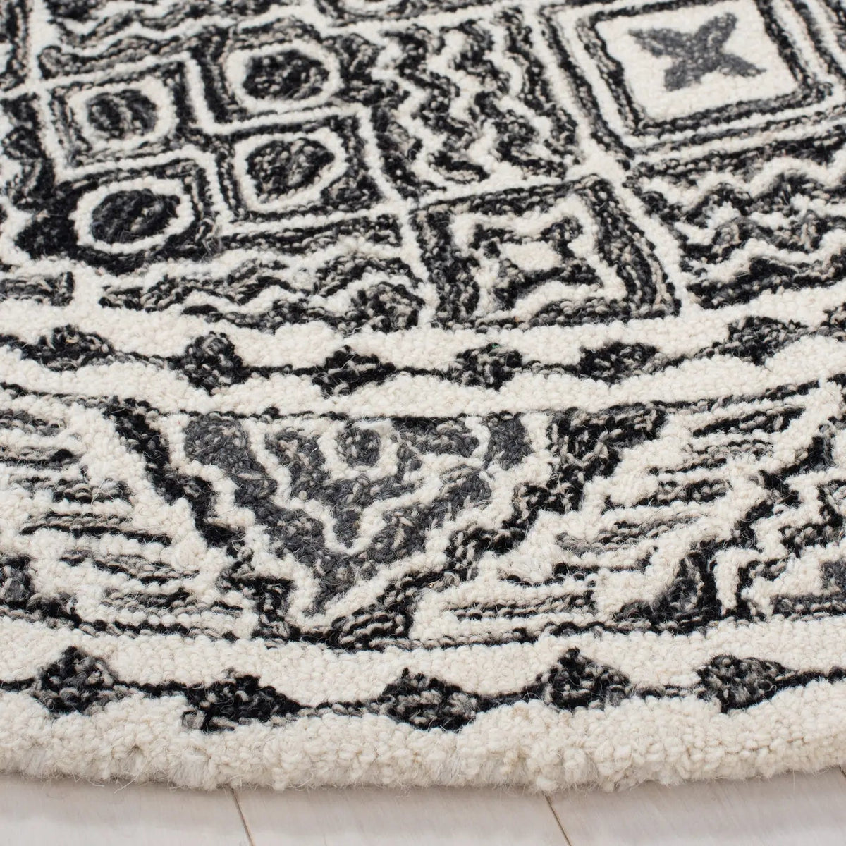 Safavieh Micro-Loop 5'-0" x 5'-0" Rug in Black / Ivory