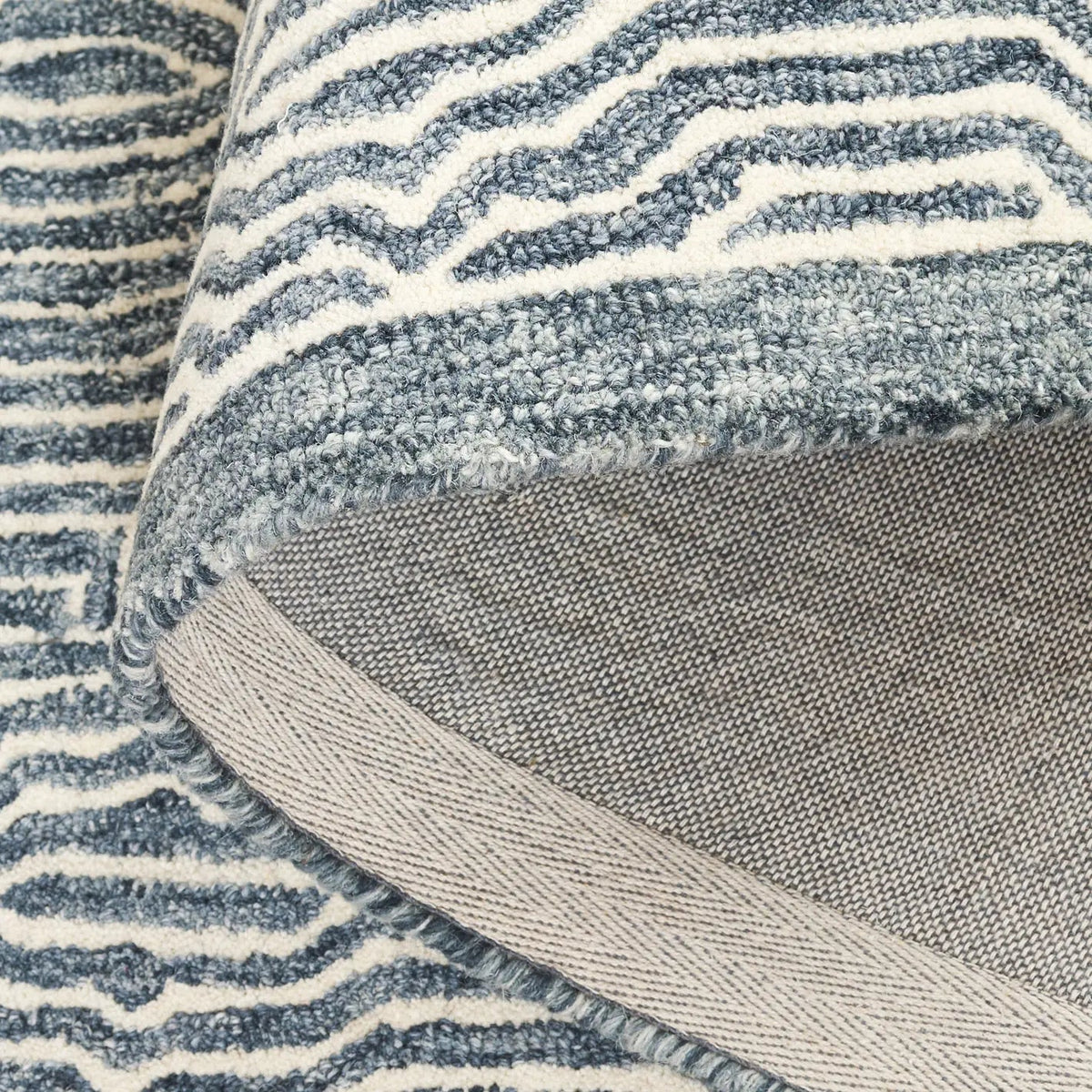 Safavieh Micro-Loop 4'-0" x 6'-0" Rug in Navy / Ivory