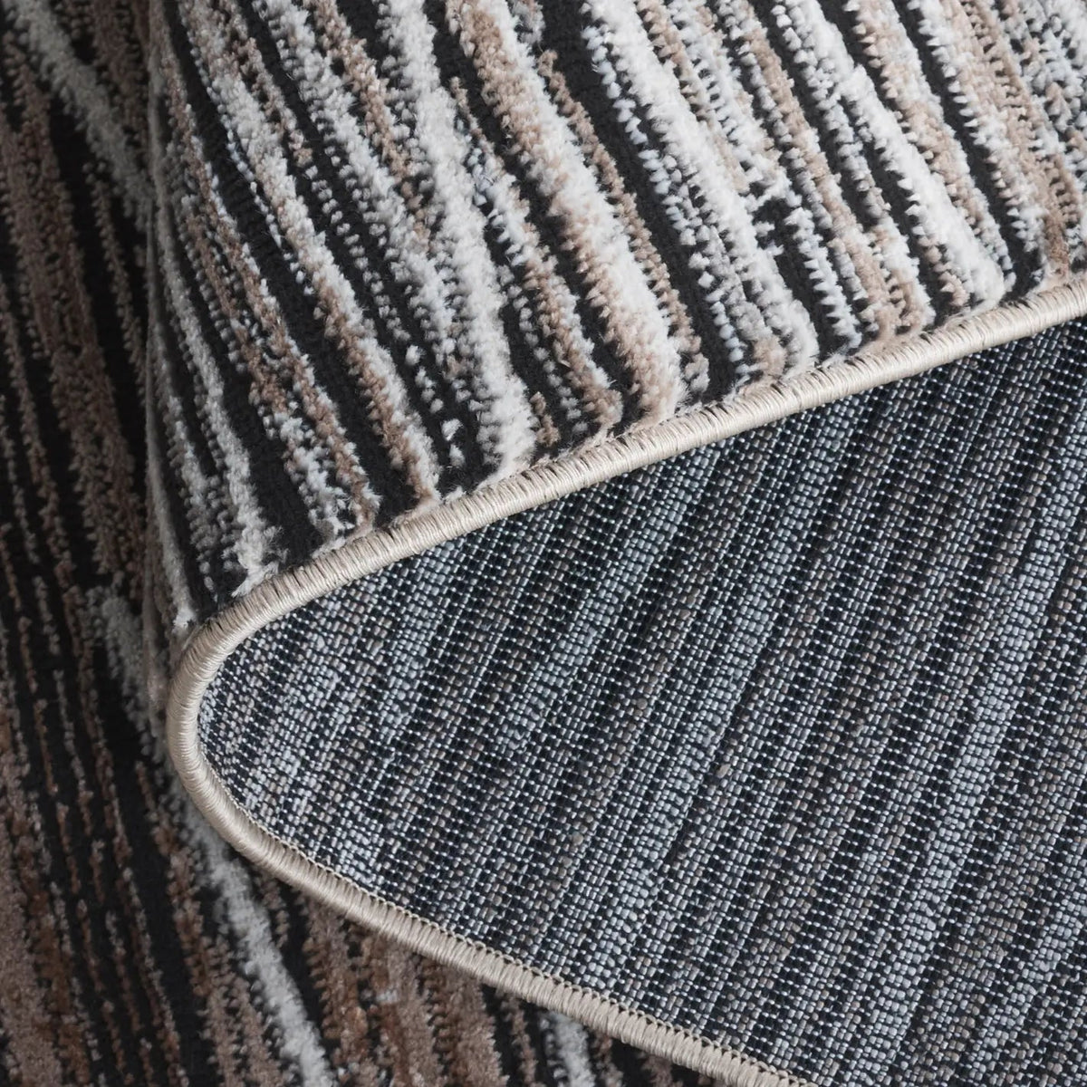 Safavieh Mila 4'-0" x 6'-0" Rug in Beige / Ivory Black