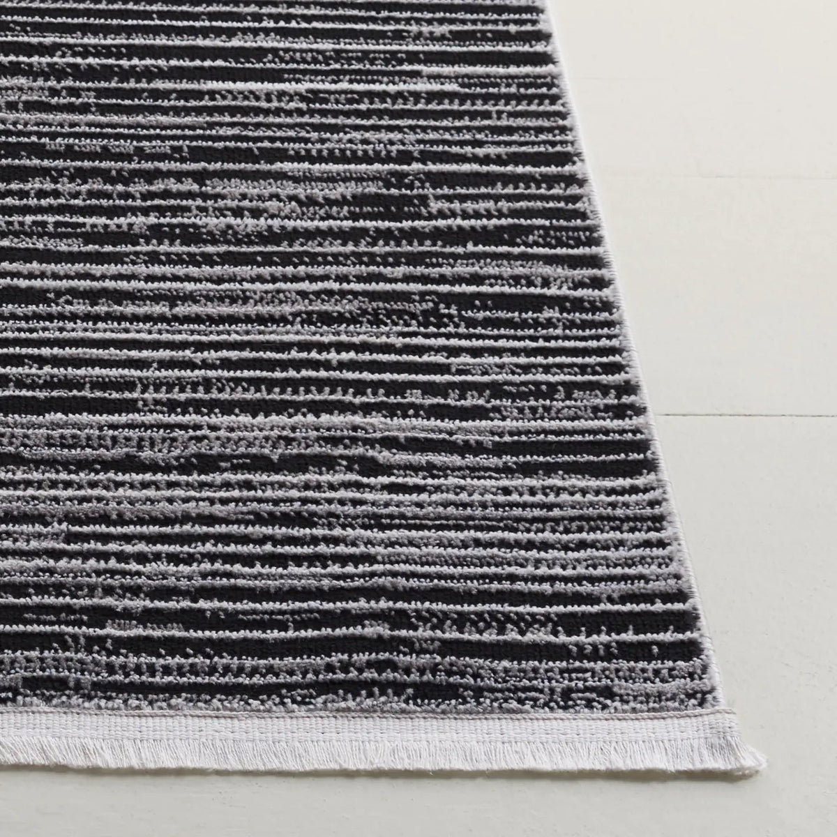 Safavieh Mila 4'-0" x 6'-0" Rug in Beige / Black