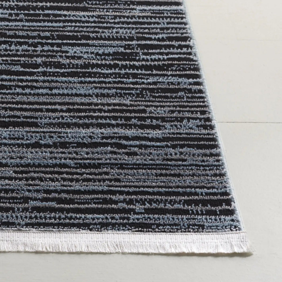 Safavieh Mila 4'-0" x 6'-0" Rug in Light Blue / Black