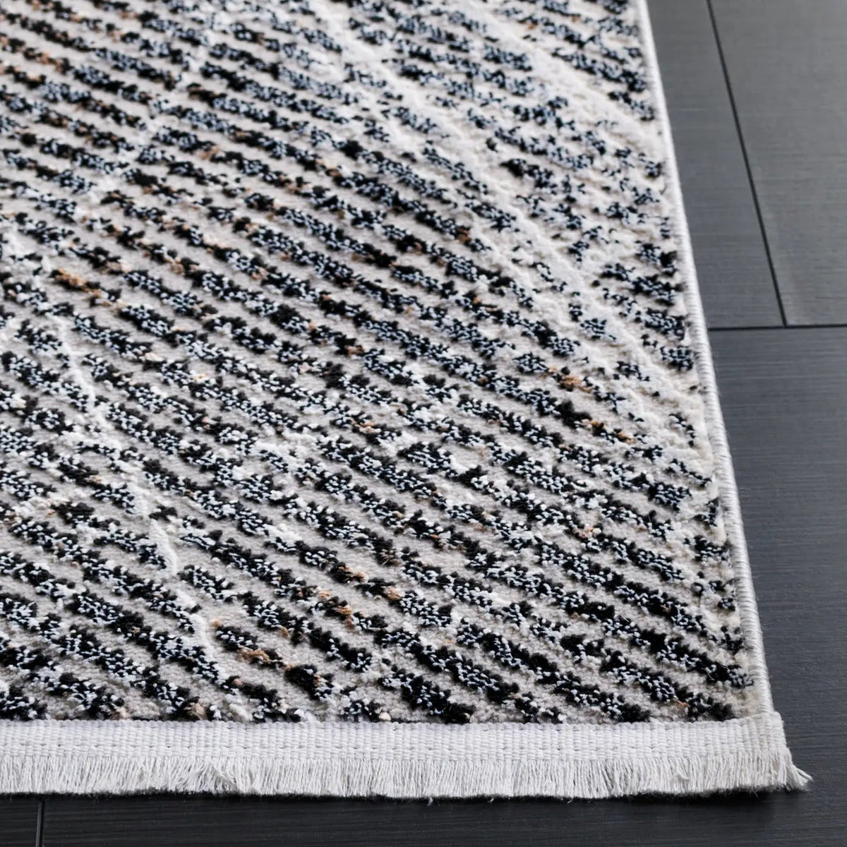 Safavieh Mila 4'-0" x 6'-0" Rug in Ivory / Grey Black