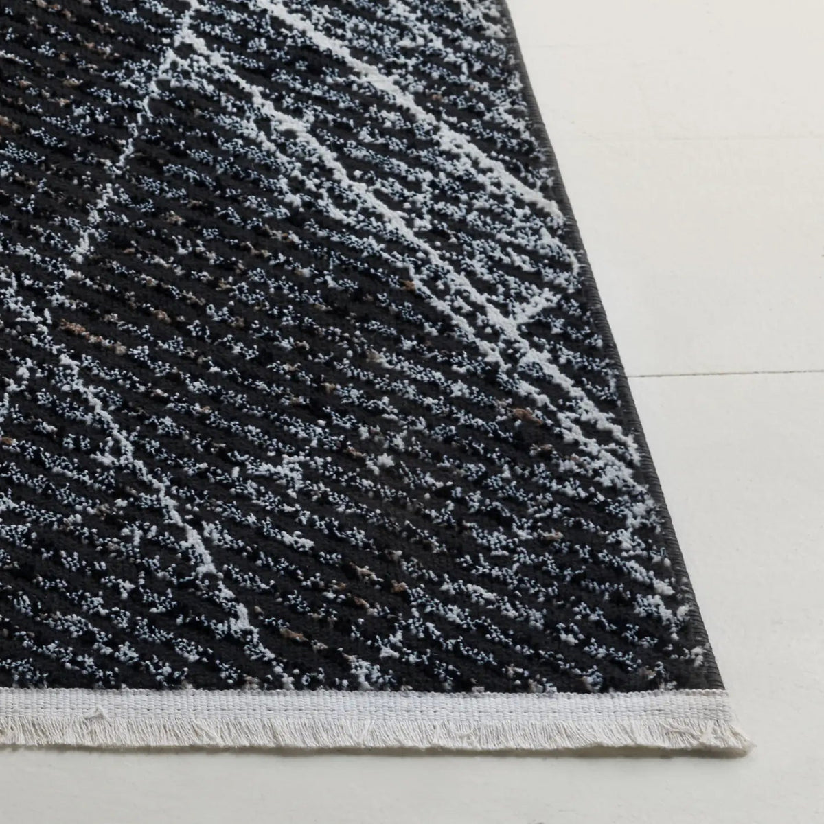 Safavieh Mila 4'-0" x 6'-0" Rug in Black / Beige Ivory