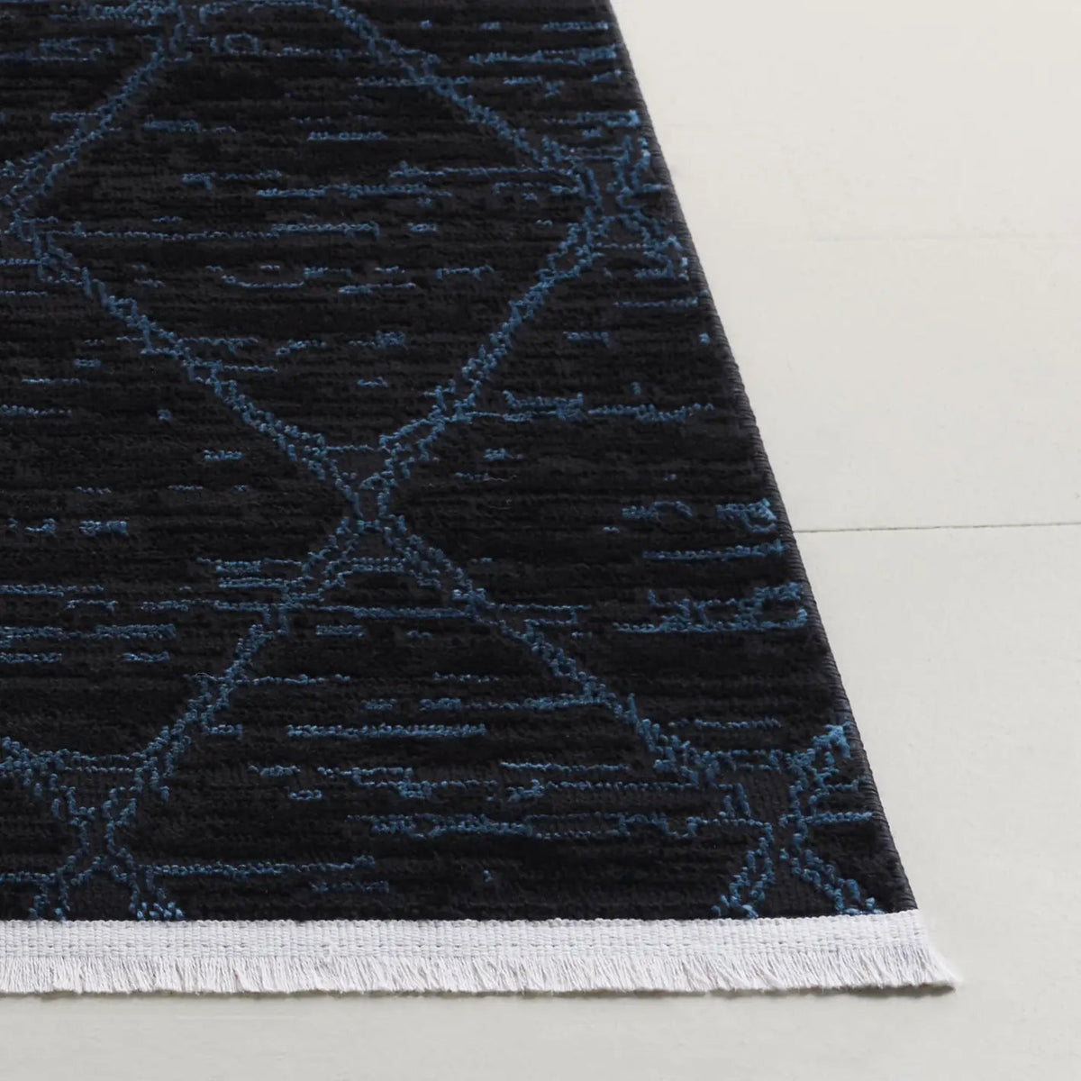 Safavieh Mila 4'-0" x 6'-0" Rug in Brown / Blue Black