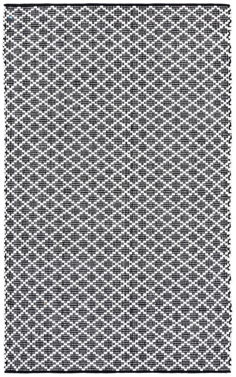 Safavieh Montauk 5'-0" x 8'-0" Rug in Black / Ivory