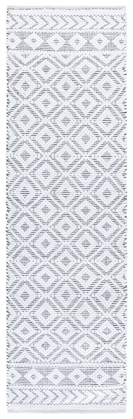 Safavieh Montauk 2'-3" x 8'-0" Rug in Ivory / Black