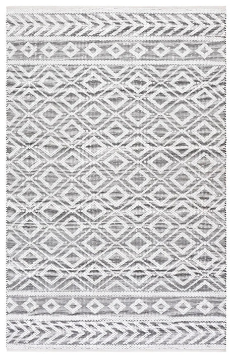 Safavieh Montauk 5'-0" x 8'-0" Rug in Ivory / Black