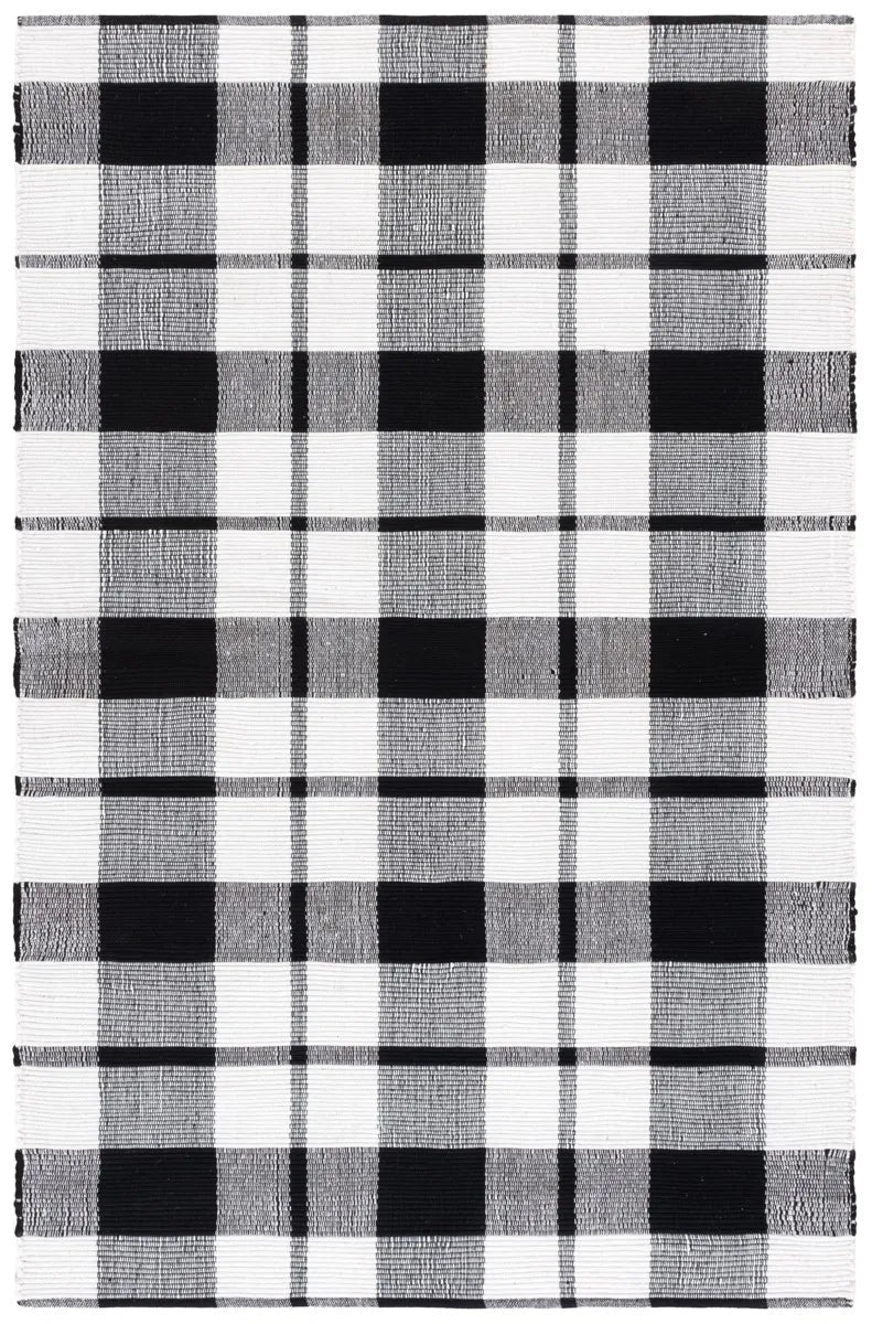Safavieh Montauk 5'-0" x 8'-0" Rug in Black / Ivory