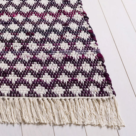 Safavieh Montauk 4'-0" x 6'-0" Rug in Wine / Ivory