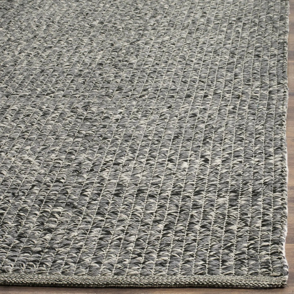 Safavieh Montauk 4'-0" x 6'-0" Rug in Grey / Multi