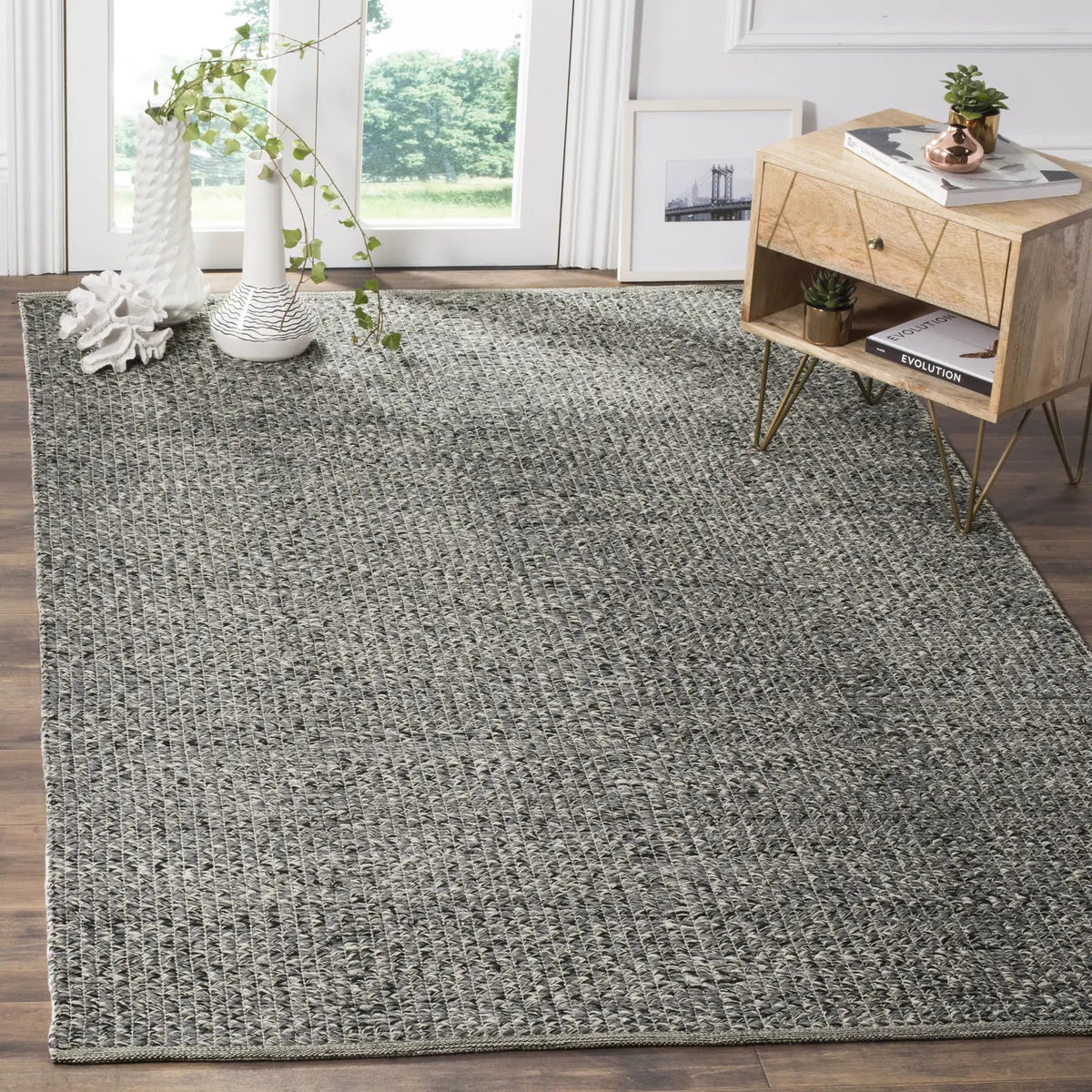 Safavieh Montauk 4'-0" x 6'-0" Rug in Grey / Multi