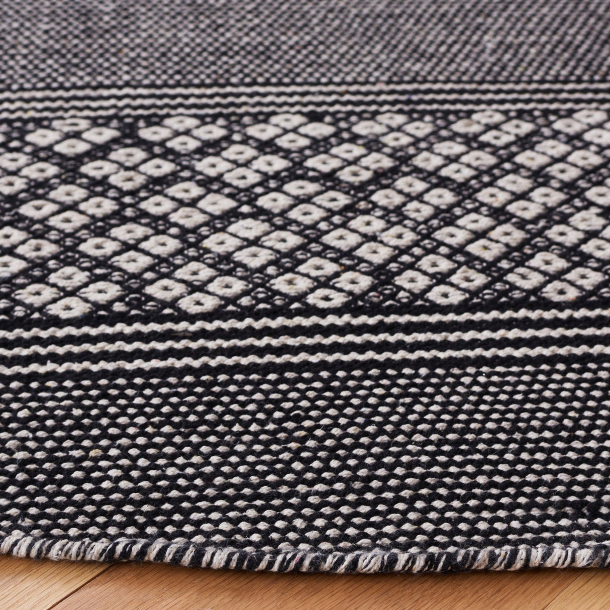 Safavieh Montauk Mtk727Z Black/Ivory Rug.
