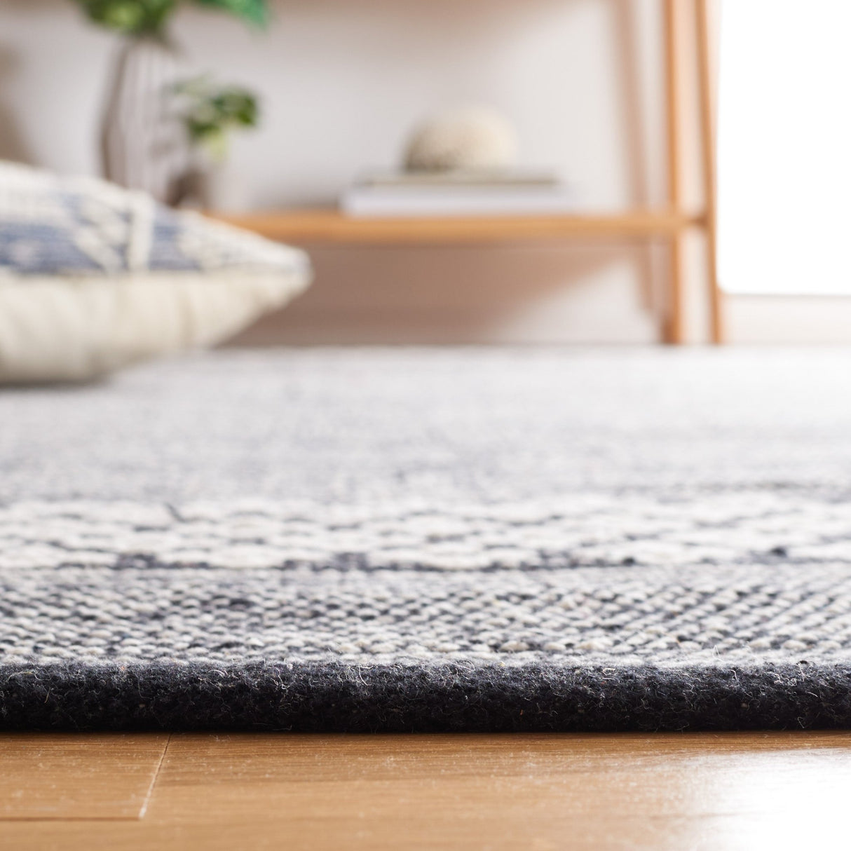 Safavieh Montauk Mtk727Z Black/Ivory Rug.