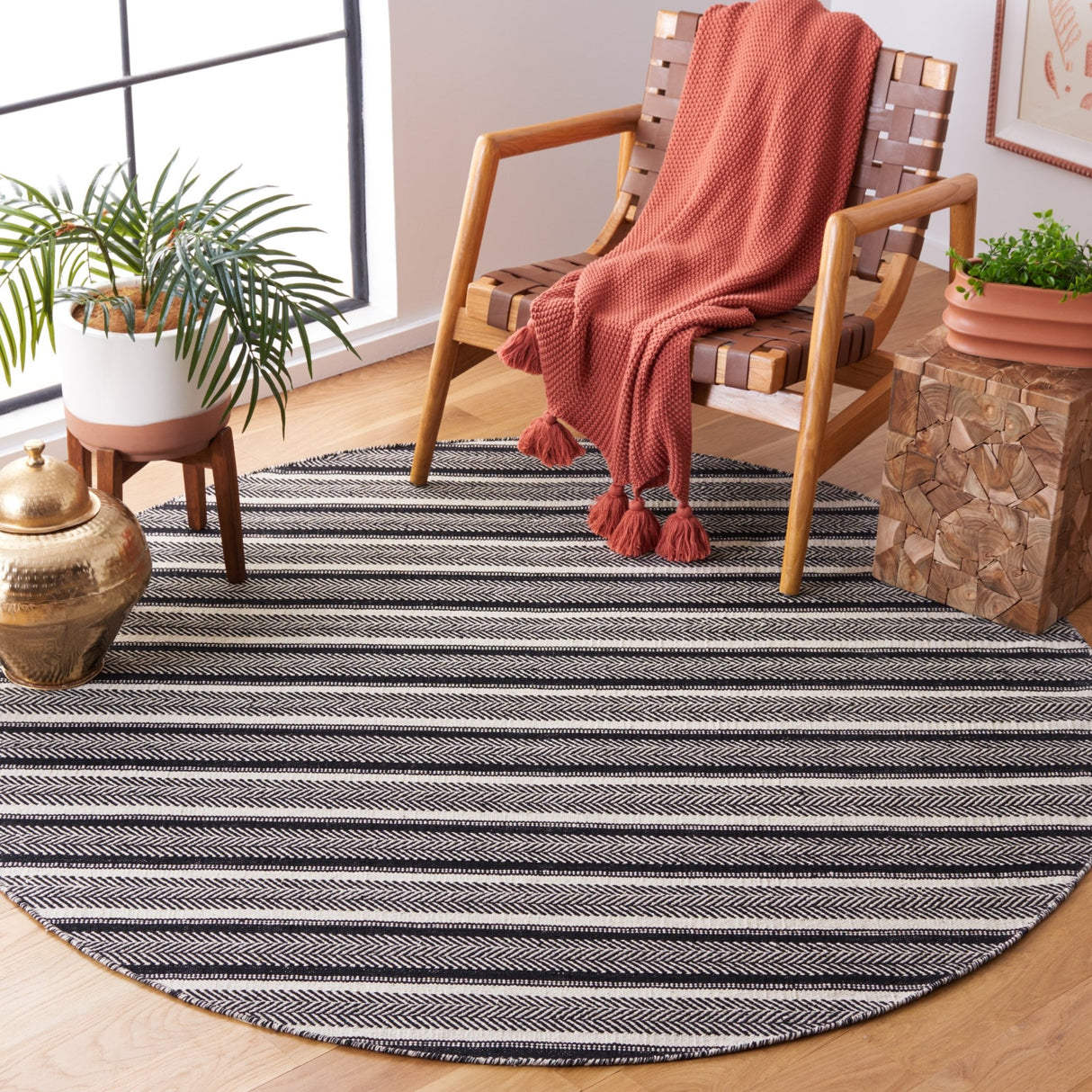 Safavieh Montauk Mtk730Z Black/Ivory Rug.