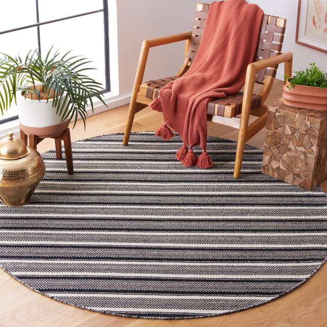 Safavieh Montauk Mtk730Z Black/Ivory Rug.