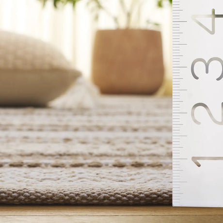 Safavieh Montauk 4'-0" x 6'-0" Rug in Beige / Ivory