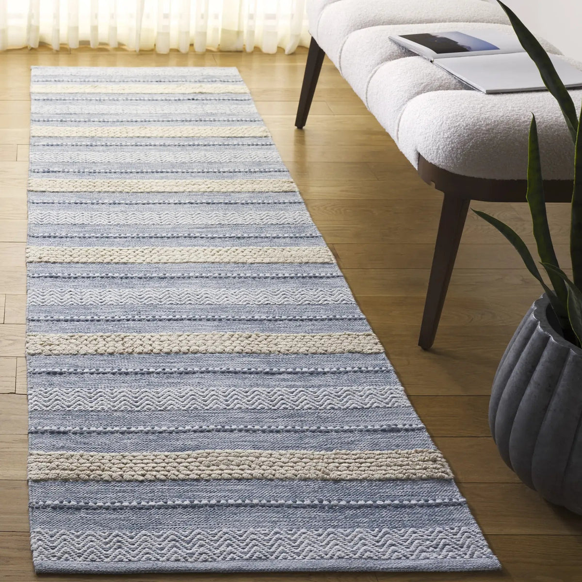 Safavieh Montauk 2'-3" x 8'-0" Rug in Silver / Ivory